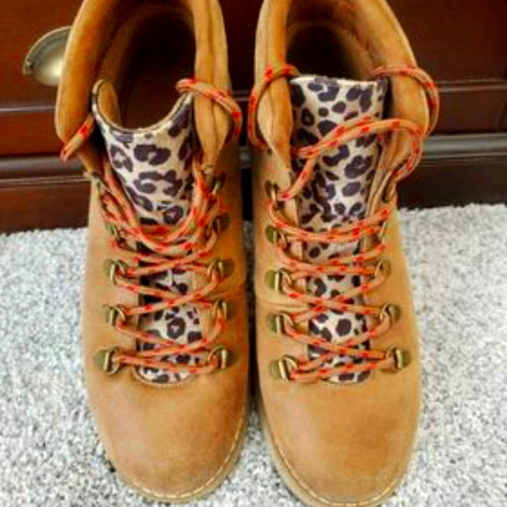 Wmns 7.5 high top bobs.